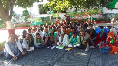 Agra news Divisional Commissioner Office along with farmer leaders 51 workers sat on hunger strike from today