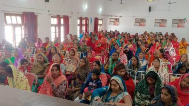 Ambedkar Nagar News Women of self-help groups listened to the Prime Minister's conversation through video conferencing.