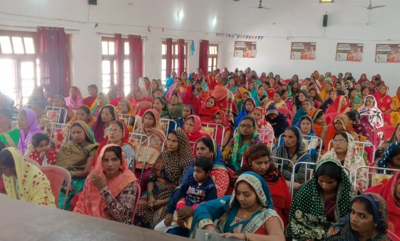 Ambedkar Nagar News Women of self-help groups listened to the Prime Minister's conversation through video conferencing.