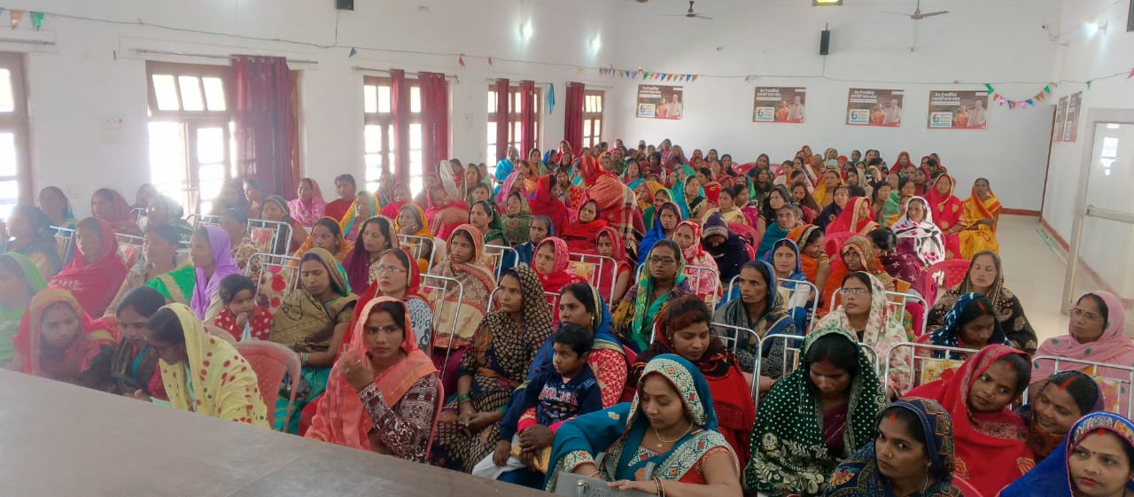 Ambedkar Nagar News Women of self-help groups listened to the Prime Minister's conversation through video conferencing.