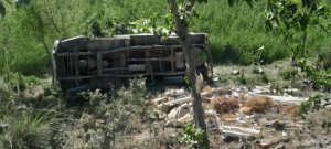 Bihar News A pickup loaded with foreign liquor overturned,
 The bottle shattered, the driver ran away leaving the car