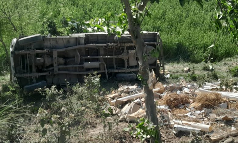 Bihar News A pickup loaded with foreign liquor overturned, The bottle shattered, the driver ran away leaving the car