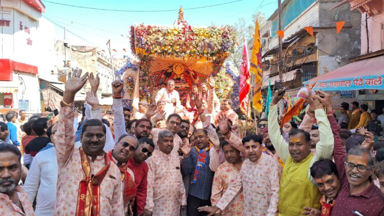 Agra News : भव्य निकली श्रीश्याम फाल्गुन शाेभायात्रा, खाटू श्याम जी संग भक्तों ने खेली होली