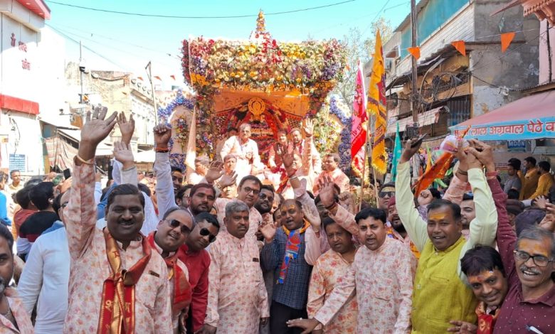 Agra News : भव्य निकली श्रीश्याम फाल्गुन शाेभायात्रा, खाटू श्याम जी संग भक्तों ने खेली होली