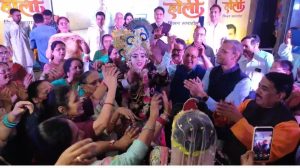 Agra News होली उत्सव में 50 से अधिक मरीजों ने खेली फूलों की होली, सांस्कृतिक कार्यक्रम में मचाया धमाल