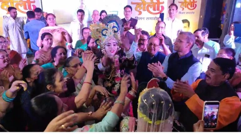 Agra News होली उत्सव में 50 से अधिक मरीजों ने खेली फूलों की होली, सांस्कृतिक कार्यक्रम में मचाया धमाल
