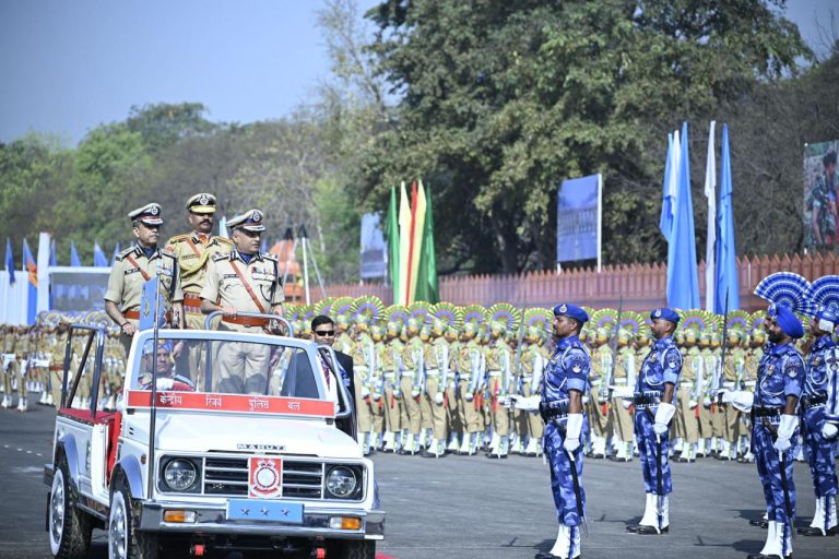 Prayagraj News :सीआरपीएफ के फाफामऊ स्थित समूह केंद्र प्रयागराज में डीजी परेड का आयोजन