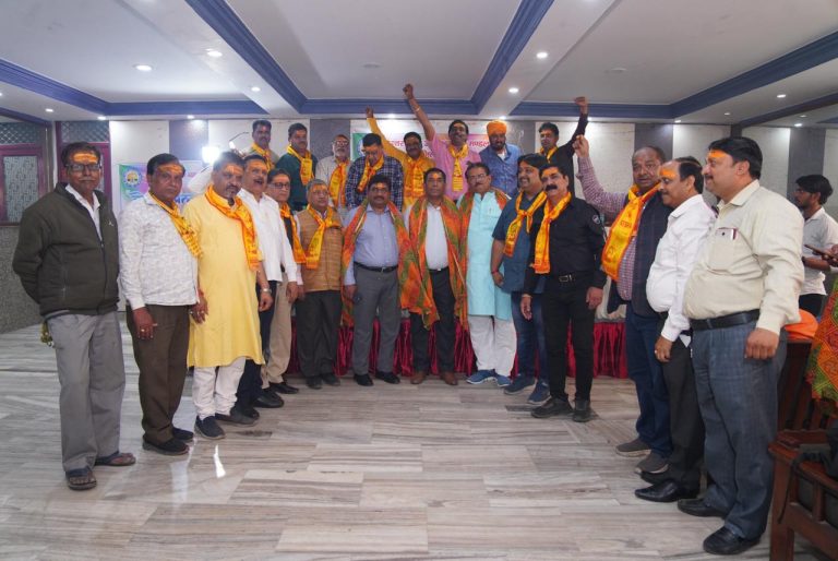 Agra News Traders of Udyog Vyapar Mandal celebrated Holi meeting fragrant with flowers and sandalwood.