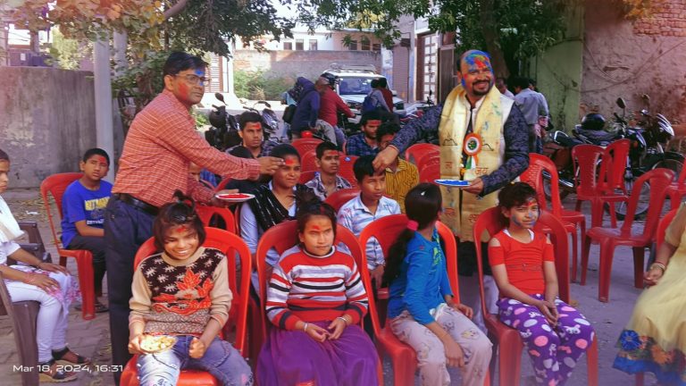 Agra News: State Minister Virendra Kumar Mittal celebrated Holi of flowers with visually impaired children.