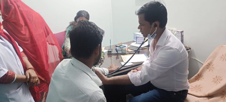 Bihar News-राजापाकर थाना रोड में अपोलो केयर क्लिनिक ने निःशुल्क जांच शिविर किया आयोजित 