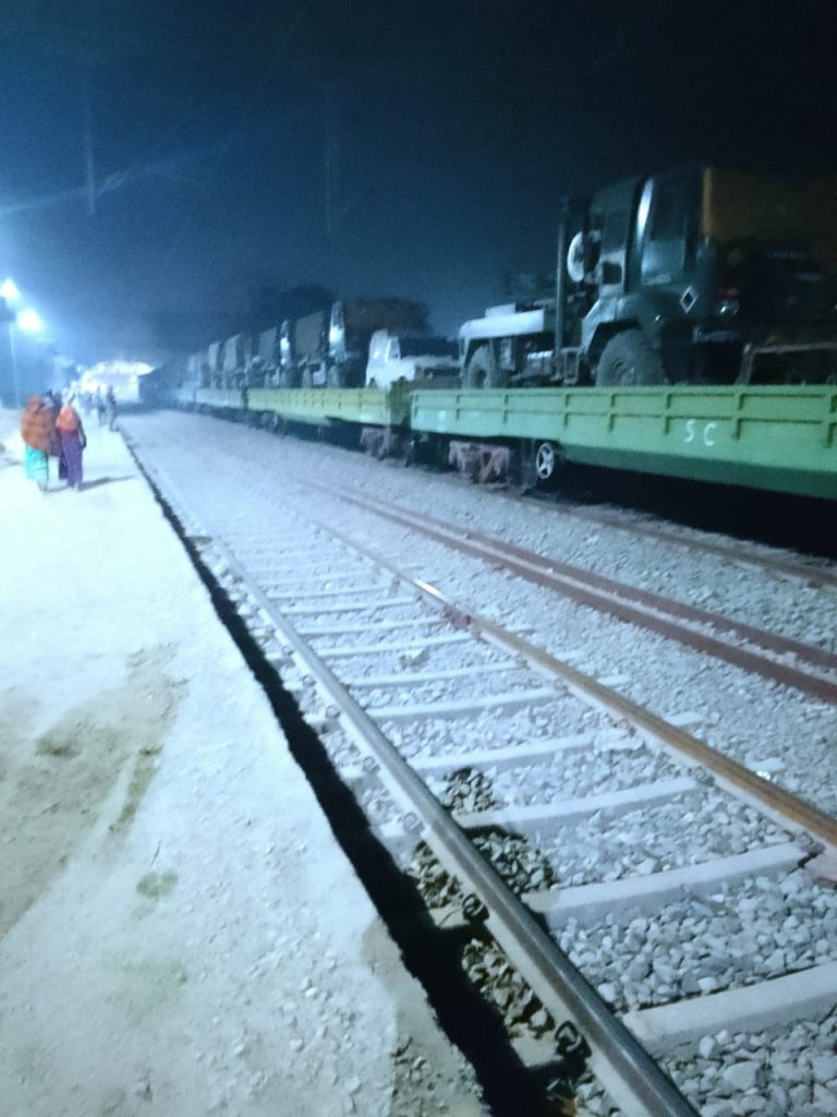 Bihar News Goods train carrying army equipment derails in Bagaha, 3 boxes of petri