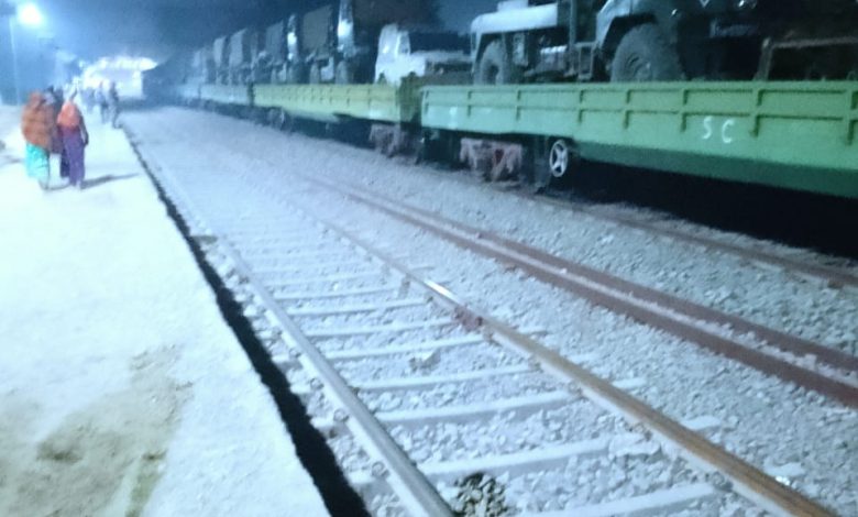 Bihar News Goods train carrying army equipment derails in Bagaha, 3 boxes of petri