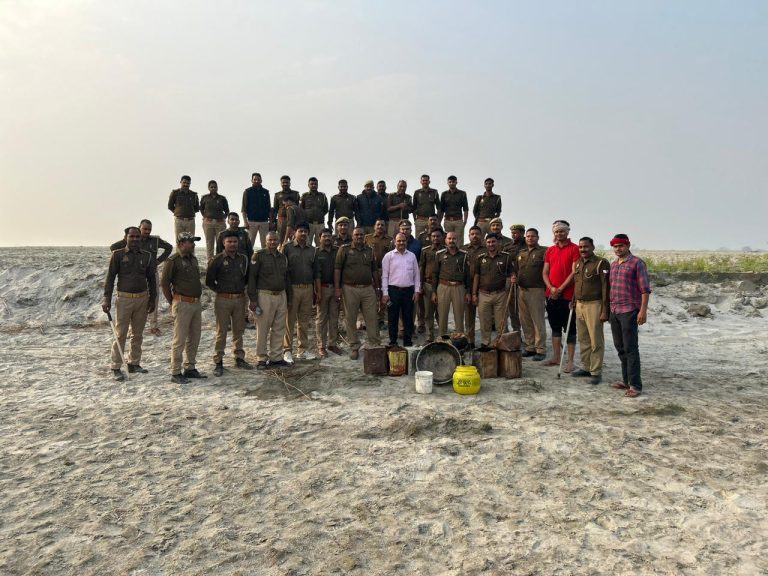 अम्बेडकर नगर न्यूज आबकारी विभाग द्वारा आलापुर के विभिन्न हिस्सों में छापामारी कर 5 कुंतल दलहन ,100 लीटर अवैध कच्ची शराब बरामद