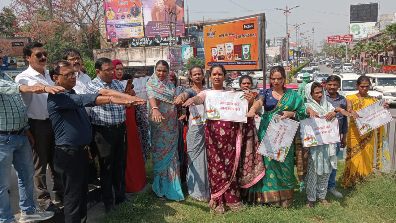 Prayagraj News: Third gender sweep icon Sanjana Akhilesh Sharma, present with her group, appealed to all the people to vote enthusiastically in the upcoming Lok Sabha elections.
