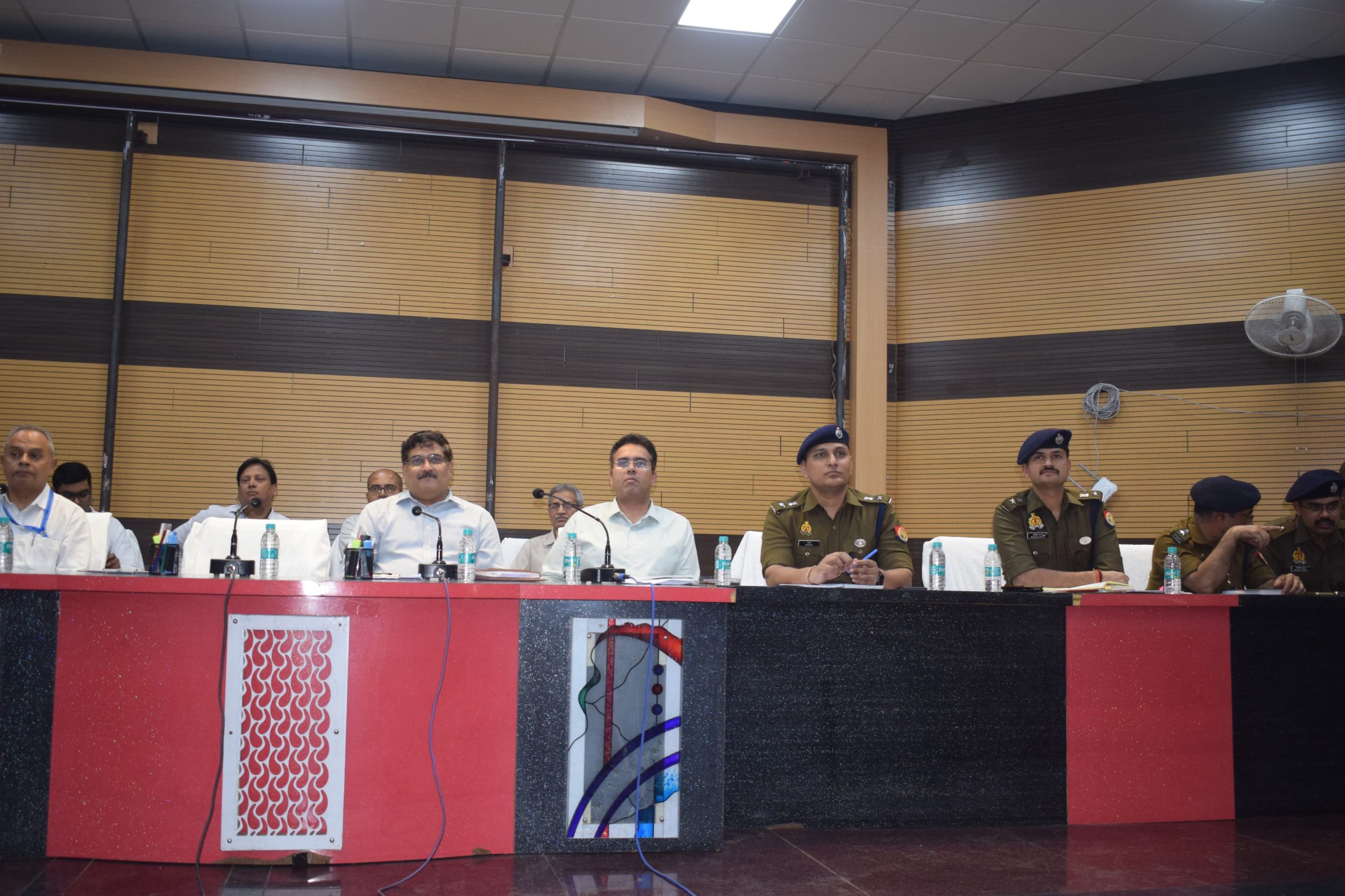 Prayagraj News :पुलिस आयुक्त एवं जिलाधिकारी की अध्यक्षता में होली पर्व एवं आगामी त्यौहारों को सकुशल सम्पन्न कराये जाने के सम्बंध में बैठक सम्पन्न