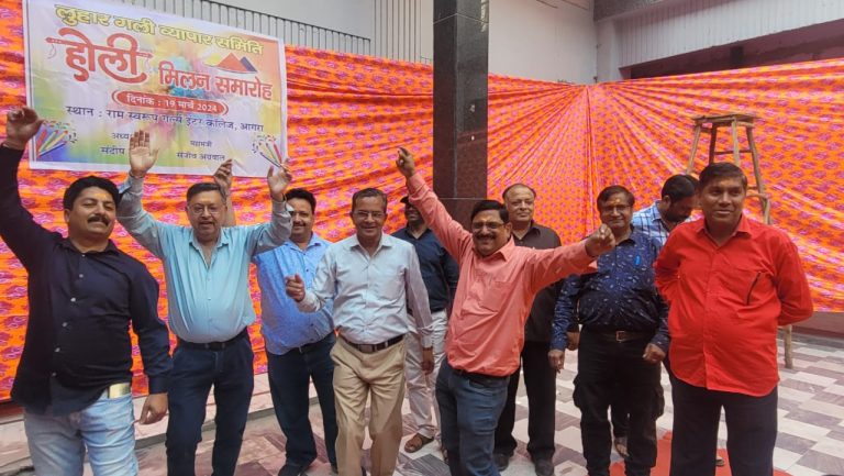 Agra News Traders played Holi with flowers with joy and happiness  