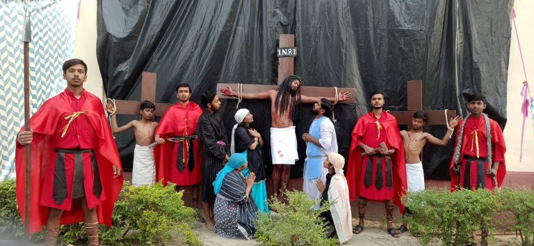 Bihar News On the occasion of Good Friday, a live role play of the Way of the Cross was organized in Chuhdi Palli