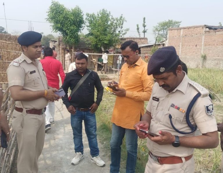 Bihar News: In the Paharpur police station area of ​​East Champaran district, the husband murdered his wife and three daughters with a sharp weapon and fled.