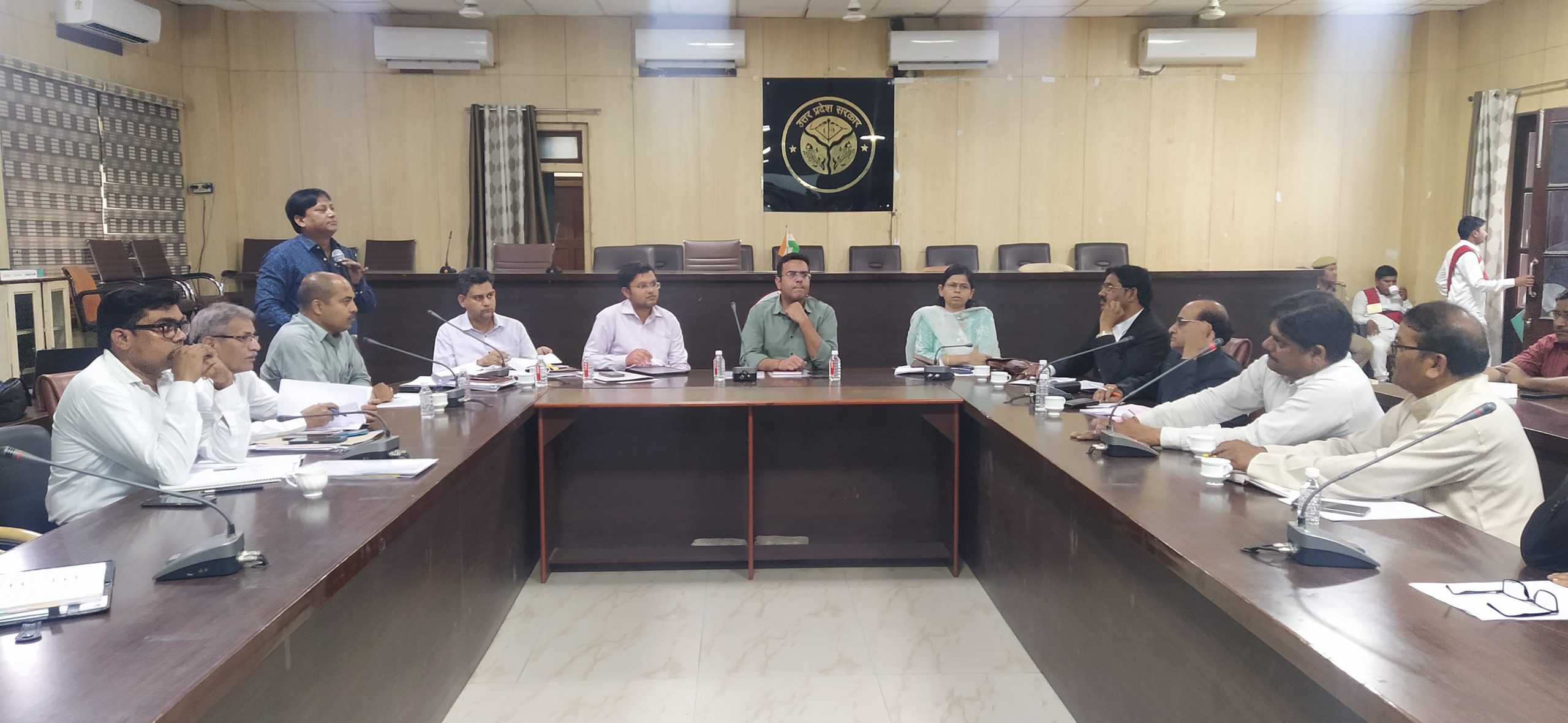 Prayagraj News :जिला निर्वाचन अधिकारी की अध्यक्षता में लोकसभा सामान्य निर्वाचन-2024 के सम्बंध में बैठक सम्पन्न