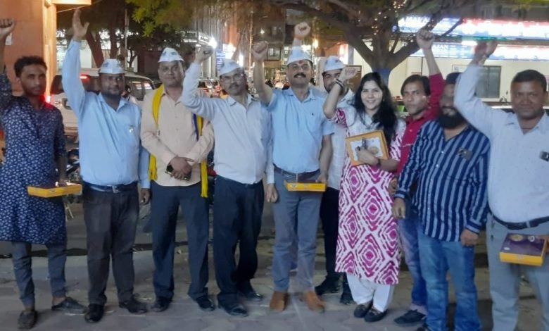 Agra News: Sweets distribution program on the occasion of release of Rajya Sabha MP Sanjay Singh by the Honorable Supreme Court