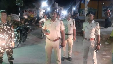 Bihar News- Police conducted a flag march along with the armed forces to ensure that the Lok Sabha elections are conducted in a peaceful environment