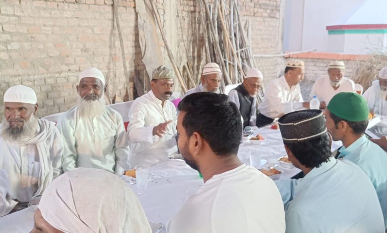 Bihar News- RJD candidate Shivchandra Ram attended Iftar party in Rajapakar Muslim Tola