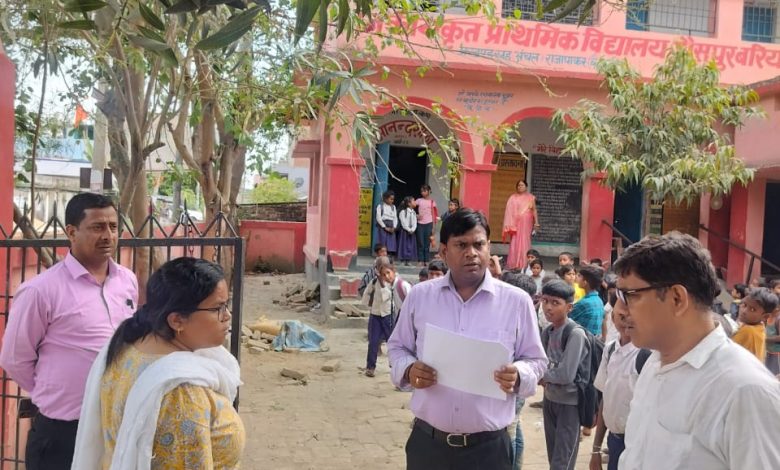 Bihar News-Officer inspected the polling booths in Rajapakar and gave necessary instructions