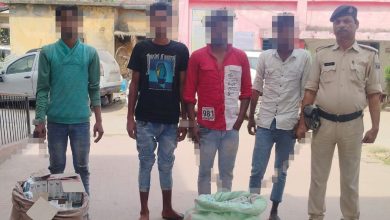 Bihar News-Half a dozen smugglers arrested with hundreds of liters of liquor