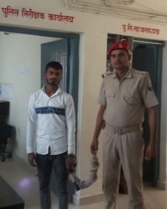 Bihar news: Three youths taking a minor girl to Nepal arrested