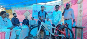 Bjhar News- Prizes were distributed among the students in the competitive exam, Alka secured the top position