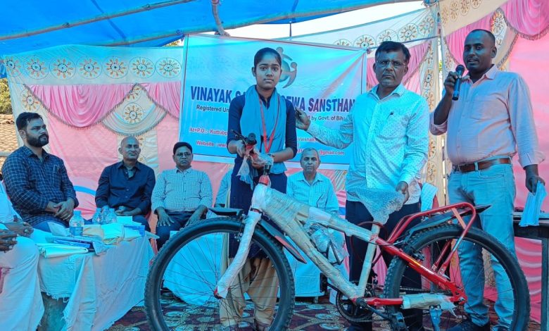 Bjhar News- Prizes were distributed among the students in the competitive exam, Alka secured the top position