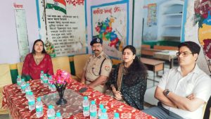 Agra News मण्डलायुक्त ने उच्च प्राथमिक विद्यालय, बाद, ग्वालियर रोड, आगरा में बने बूथों का किया निरीक्षण