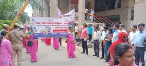 Prayagraj News :मुख्य विकास अधिकारी/नोडल अधिकारी स्वीप ने मतदाता जागरूकता रैली को हरी झण्डी दिखाकर किया रवाना