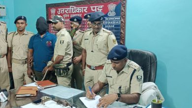Bihar news 15 हजार के अंतराजीय अभियुक्त को पुलिस ने देशी कट्टा 4 जिंदा कारतूस 2 मोबाइल व नगद के साथ किया गिरफ्तार