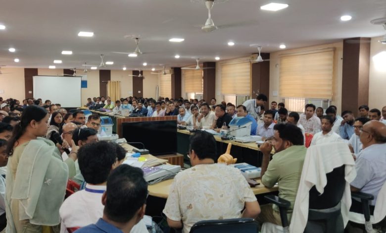 Bihar News- Jithla Election Officer cum District Officers reviewed the sector officers