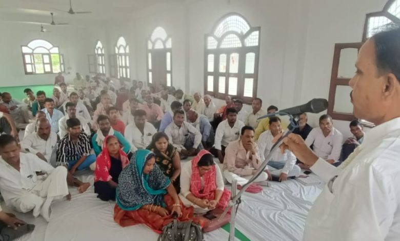 Ambedkar Nagar News: Meeting of party workers of Samajwadi Baba Saheb Ambedkar Vahini was held at SP district office. Alapur MLA Tribhuvan Dutt was the chief guest of the program.