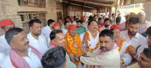 Ambedkar Nagar News Lok Sabha SP candidate former minister Laxmikant alias Pappu Nishad arrived in Alappur area, party workers welcomed him with flower garlands at various places through a road show.