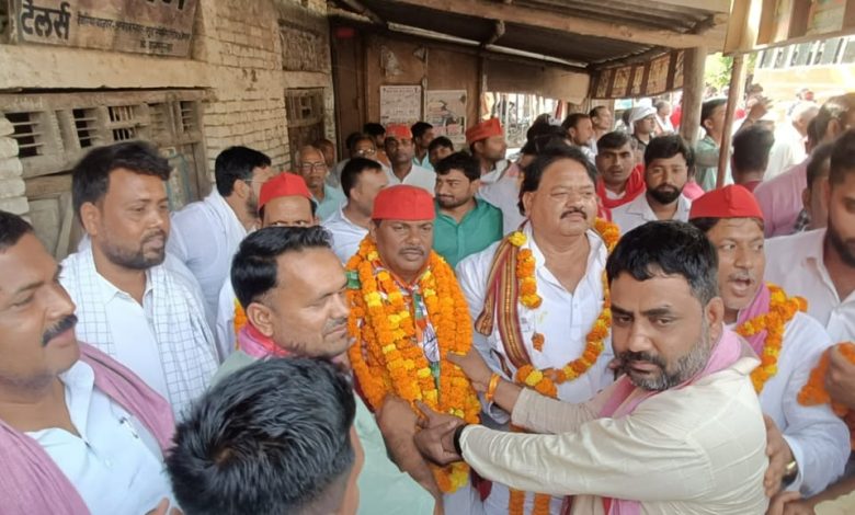 Ambedkar Nagar News Lok Sabha SP candidate former minister Laxmikant alias Pappu Nishad arrived in Alappur area, party workers welcomed him with flower garlands at various places through a road show.