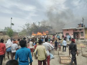 Bihar News Massive fire in Thakraha: 2 missing, 4 dead