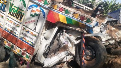 Bihar News- A speeding sand-laden pickup truck hit a Peepal tree and the driver was injured. The front part of the vehicle was shattered.