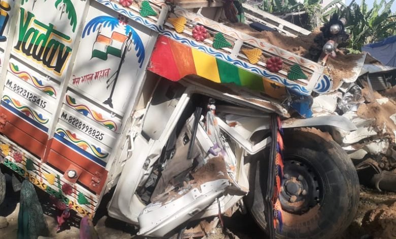 Bihar News- A speeding sand-laden pickup truck hit a Peepal tree and the driver was injured. The front part of the vehicle was shattered.
