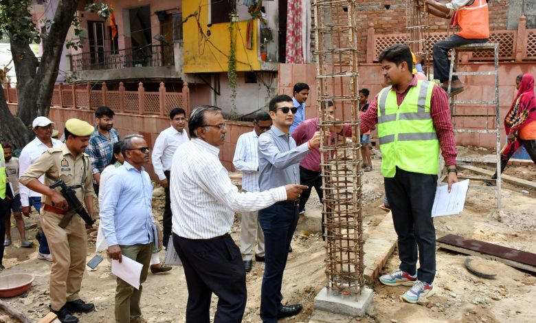 Prayagraj News :महाकुंभ 2025 के दृष्टिगत कराए जा रहे विभिन्न कार्यों का स्थलीय निरीक्षण मण्डलायुक्त श्री विजय विश्वास पंत ने सभी संबंधित अधिकारियों की उपस्थिति में किया