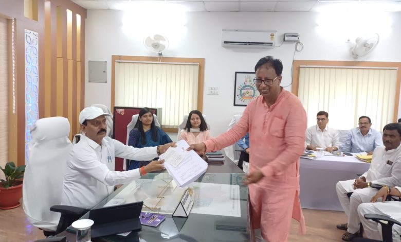Bihar news पश्चिम चंपारण संसदीय सीट से भाजपा प्रत्याशी डॉक्टर संजय जायसवाल ने किया नामांकन का पर्चा दाखिल