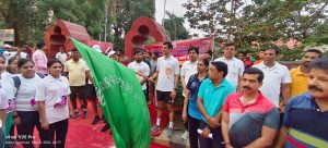 Prayagraj News : मण्डलायुक्त ने मतदाता जागरूकता हेतु आयोजित 10 कि०मी० क्रास कन्ट्री रेस का हरी झण्डी दिखाकर किया उद्घाटन