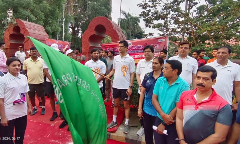Prayagraj News : मण्डलायुक्त ने मतदाता जागरूकता हेतु आयोजित 10 कि०मी० क्रास कन्ट्री रेस का हरी झण्डी दिखाकर किया उद्घाटन