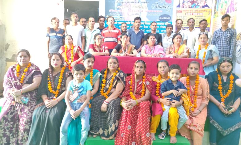 Agra News : महिला हुनर प्रशिक्षण केंद्र एवं मान्य फाउंडेशन के द्वारा वृद्ध आश्रम में मनाया गया मदर्स डे