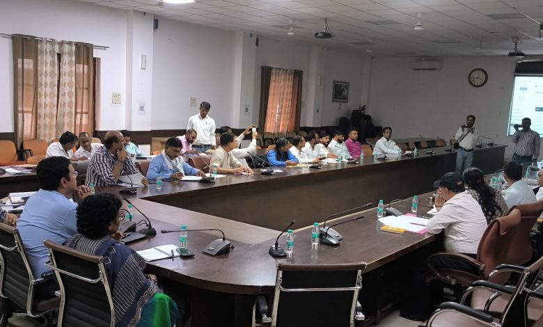 Prayagraj News :मा0 सामान्य प्रेक्षक 51-फूलपुर संसदीय निर्वाचन क्षेत्र, जिला निर्वाचन अधिकारी व राजनीतिक दलों के प्रतिनिधिगणों की उपस्थिति में ईवीएम मशीनों का द्वितीय रैण्डमाइजेशन सम्पन्न