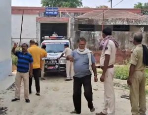 Bihar Araria: Dead body of a youth found near Trishulia Ghat: Murder by slitting throat and stabbing in stomach in Araria, picture of dead body posted on social media