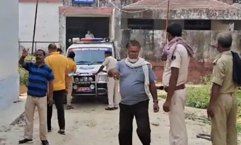Bihar Araria: Dead body of a youth found near Trishulia Ghat: Murder by slitting throat and stabbing in stomach in Araria, picture of dead body posted on social media