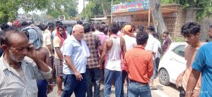 Bihar News-हाजीपुर महुआ मार्ग के बिरना लखनसेन चौक पर बालू लदा हाईवे पलटा,एक की मौत दो जख्मी